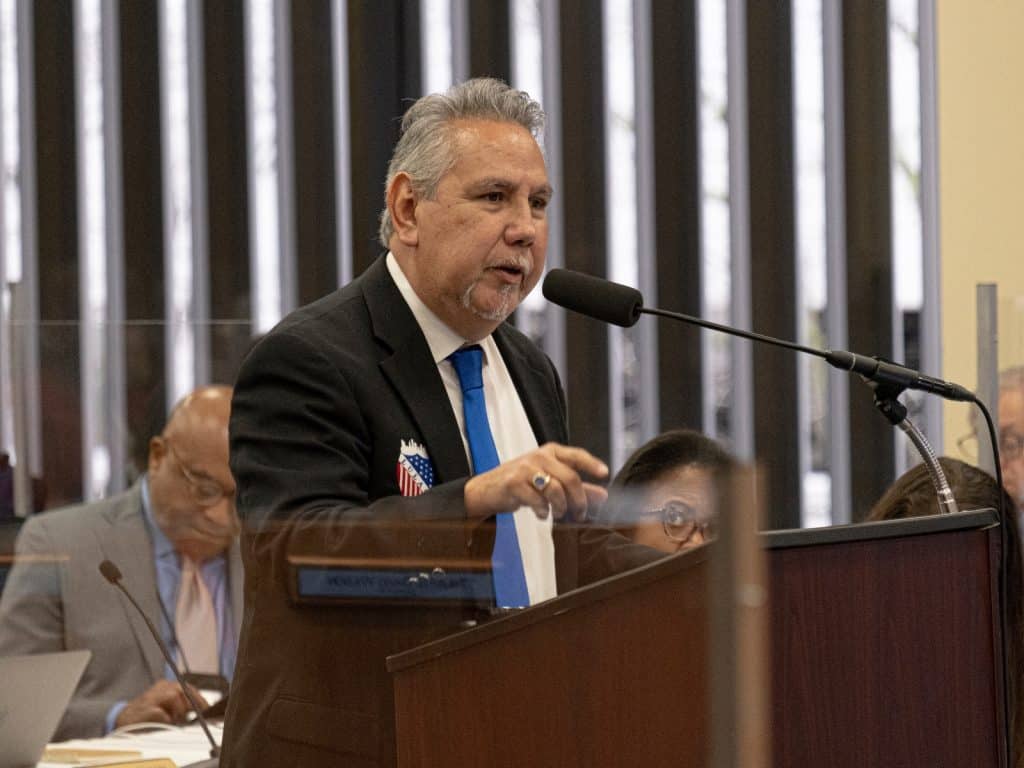 Sergio Lira, especialista en educación pública, en una reunión comunitaria de la Junta Directiva del Sistema Educativo del Colegio Comunitario de Houston (HCC), el 15 de febrero de 2023.