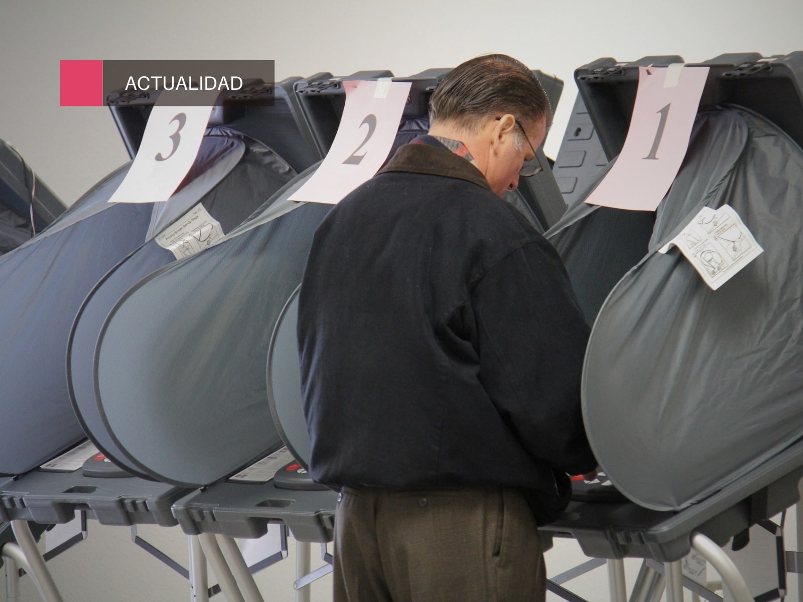 Un hombre no identificado emite su voto en una casilla electoral en el este de Houston, Texas.