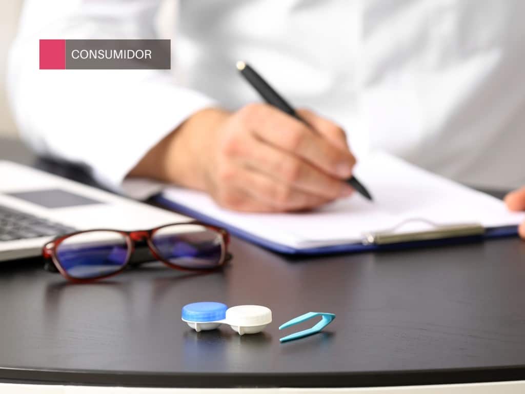 Profesional de la salud escribiendo, anteojos y lentes de contacto