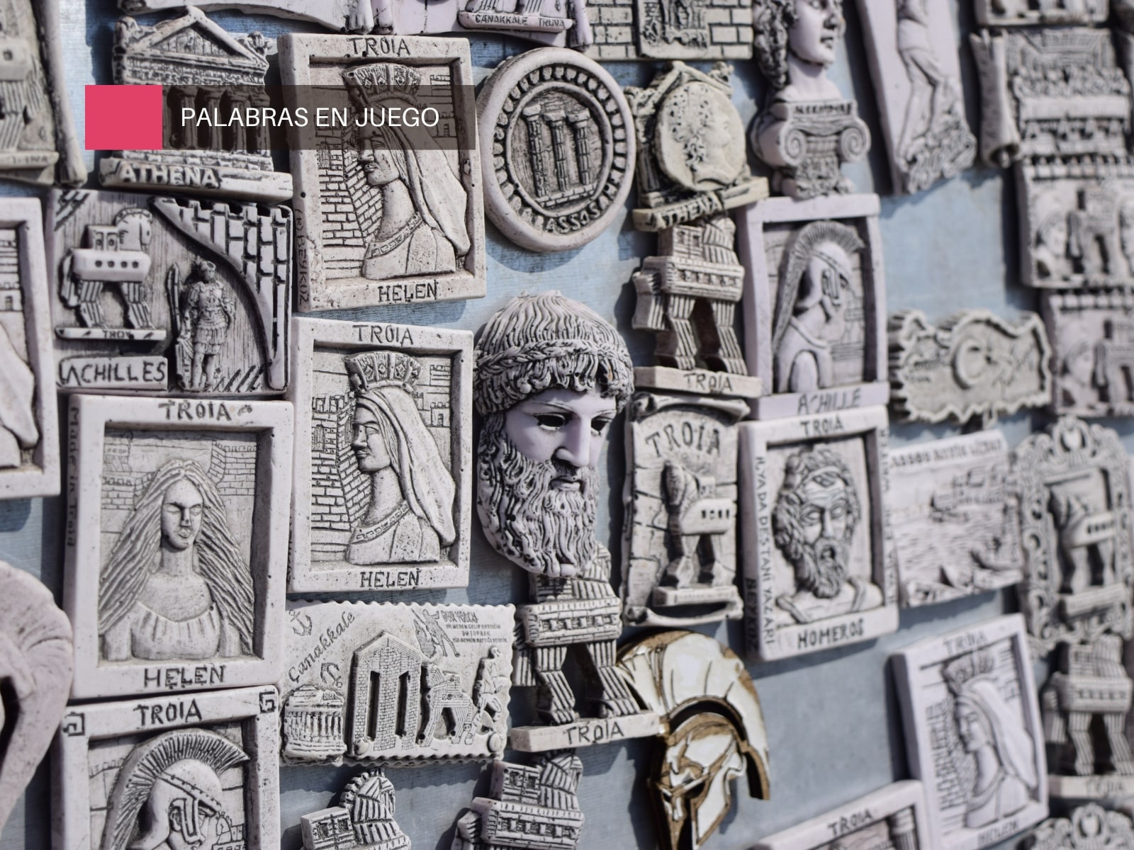 Esculturas de dioses griegos montadas en una pared