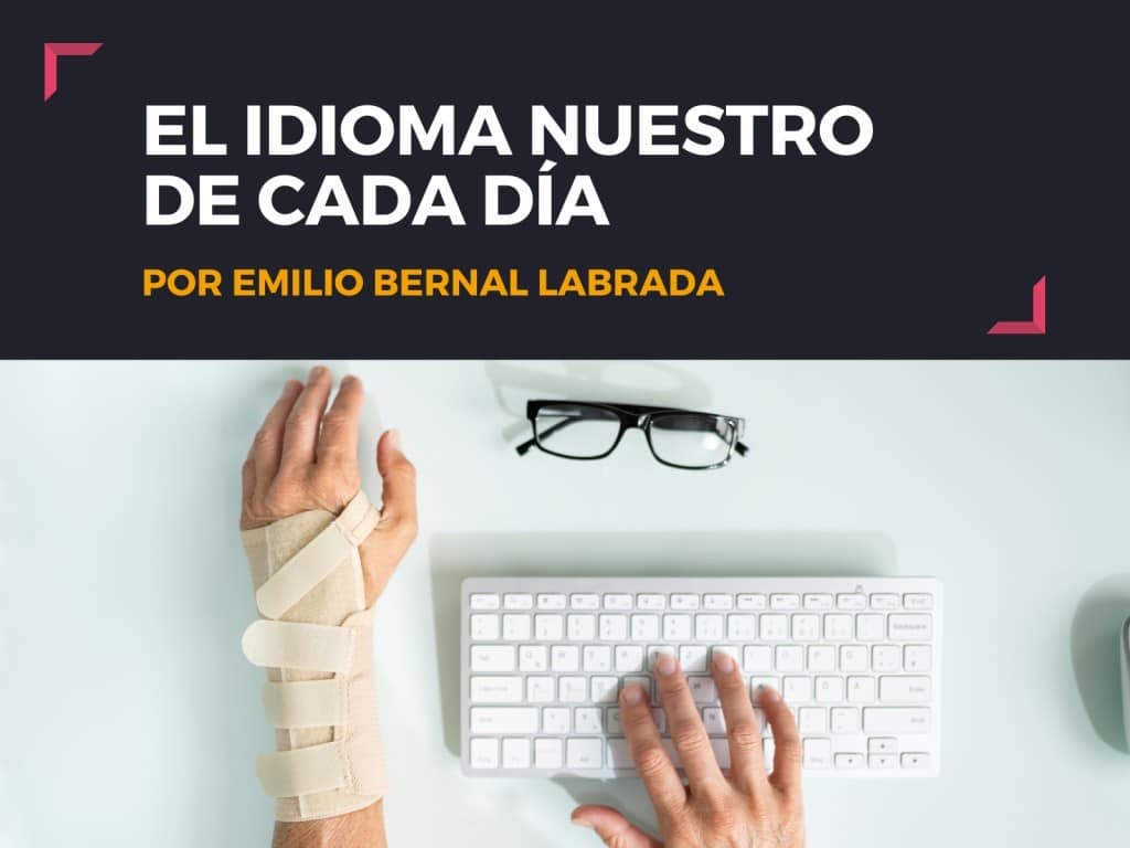 Brazo lesionado, anteojos y teclado