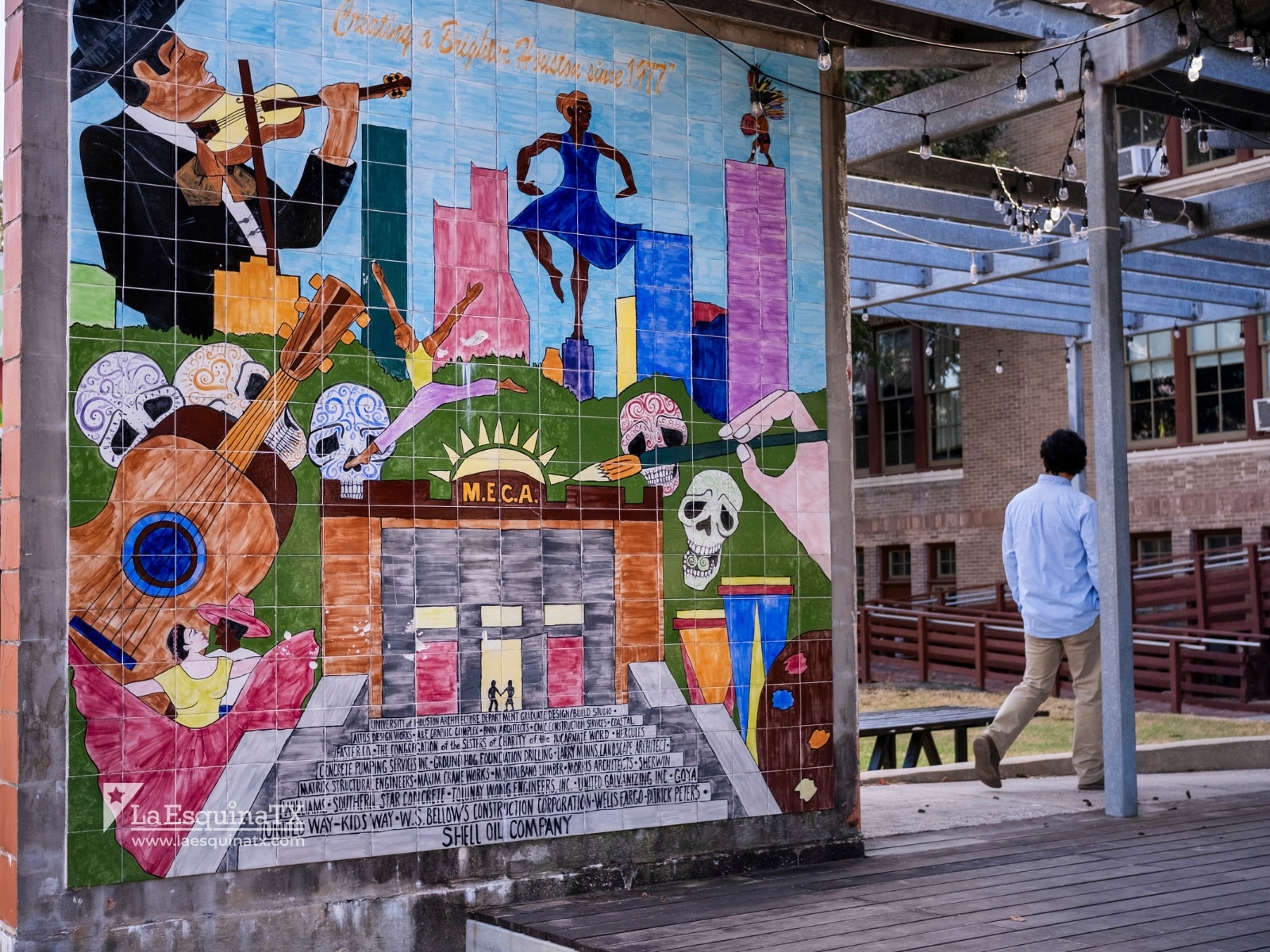 Persona no identificada camina en el exterior de la sede de la organización cultural MECA