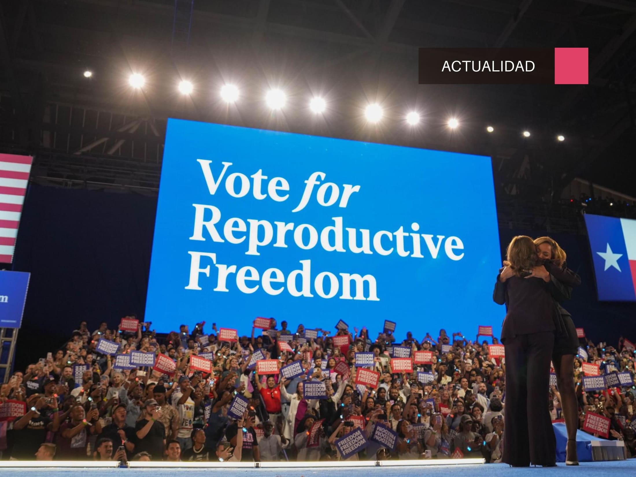 Kamala Harris y Beyoncé abrazadas, frente a pantalla que lee "Vote for reproductive freedom"