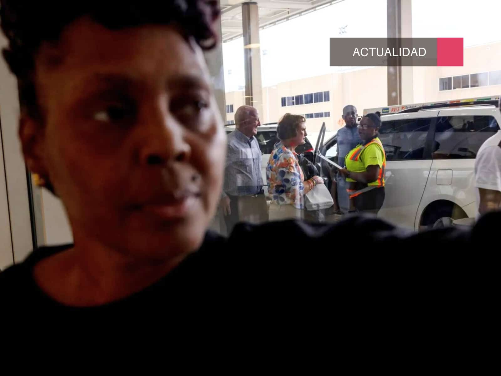 Trabajadores del aeropuerto atienden a pasajeros detrás de Telitha Solis