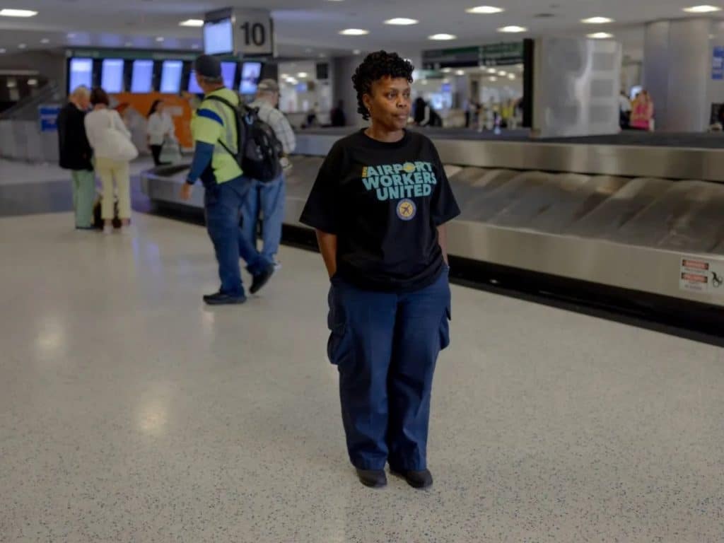 Telitha Solis, de 57 años, posa para un retrato en el Aeropuerto Intercontinental George Bush, en Houston, Texas