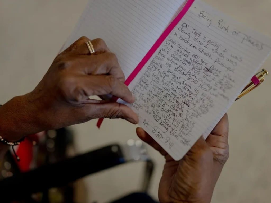 Autora mostrando anotaciones