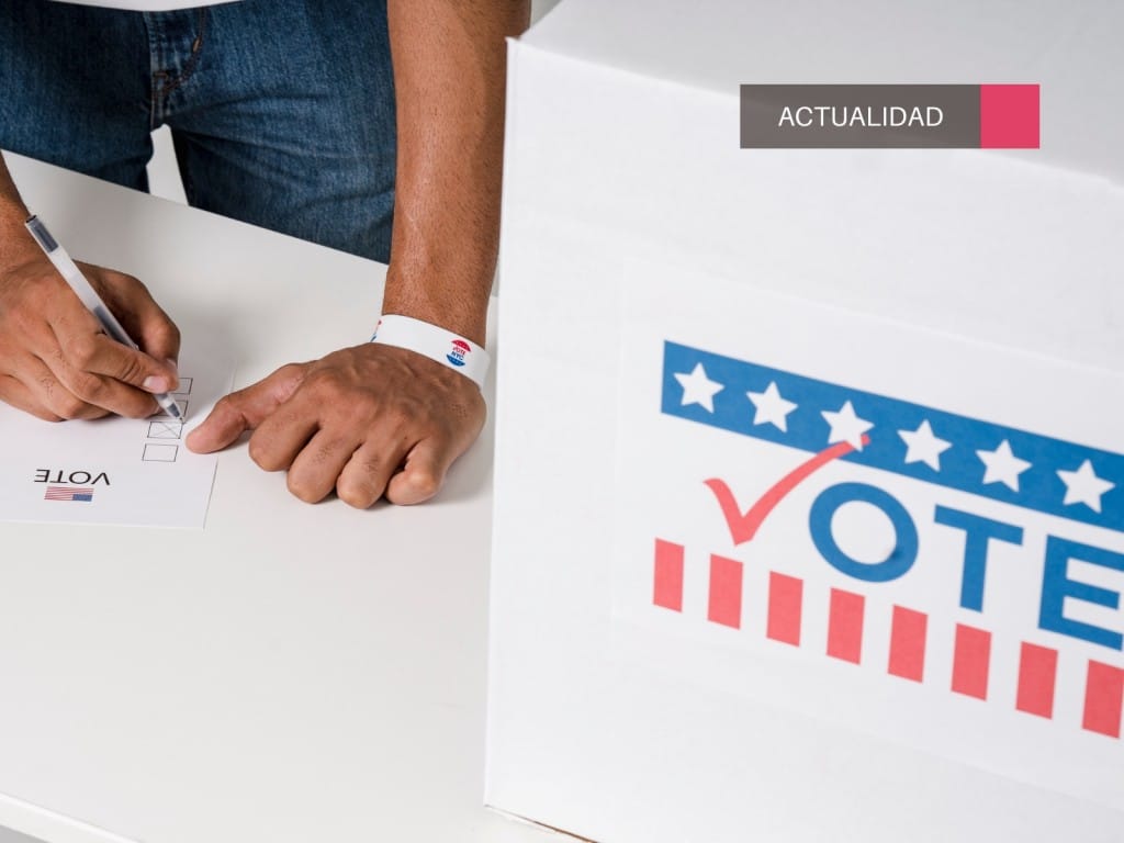 Hombre emitiendo su voto