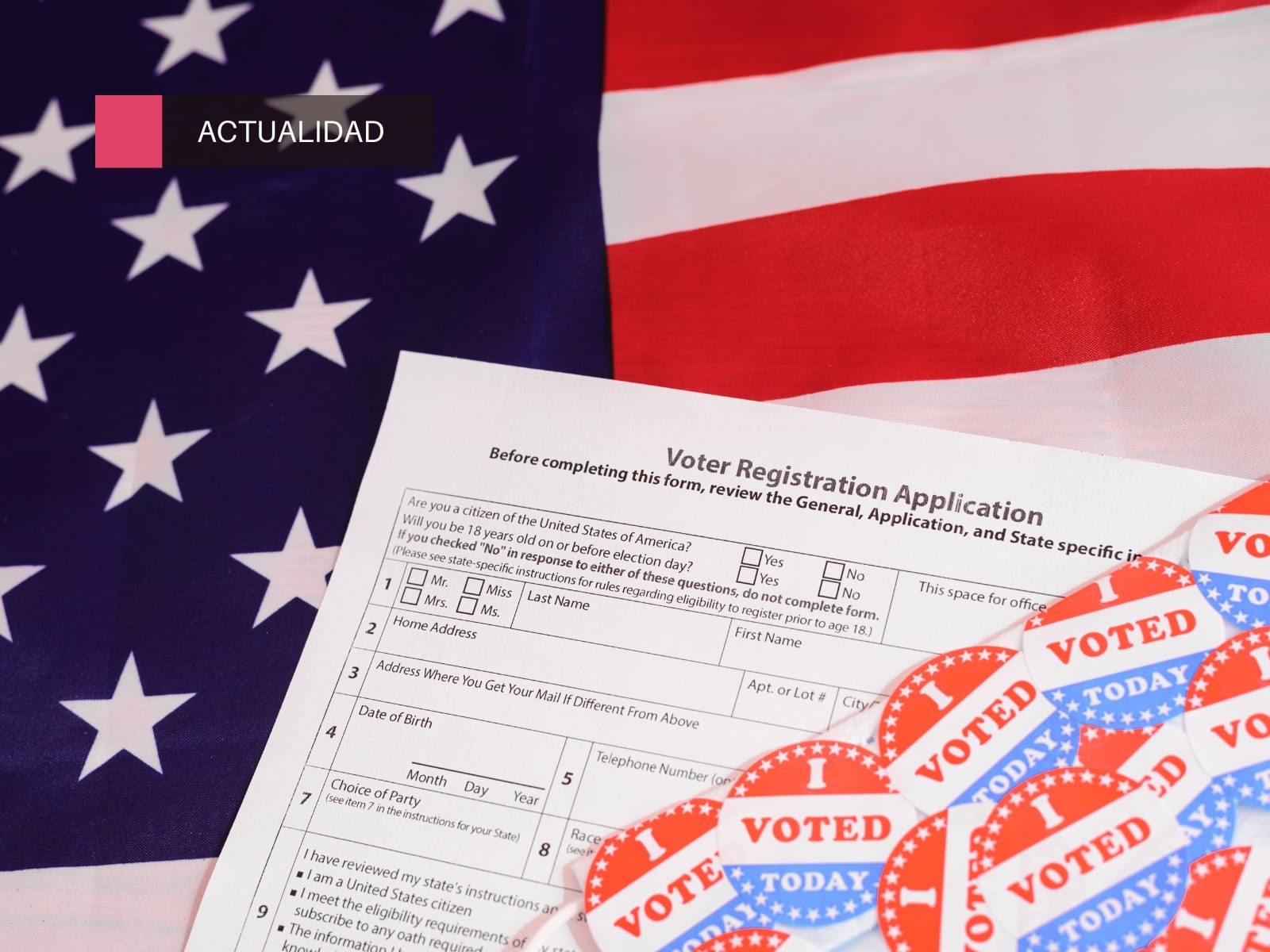 Bandera de Estados Unidos, formulario de registro para votantes y pin de "I voted today"