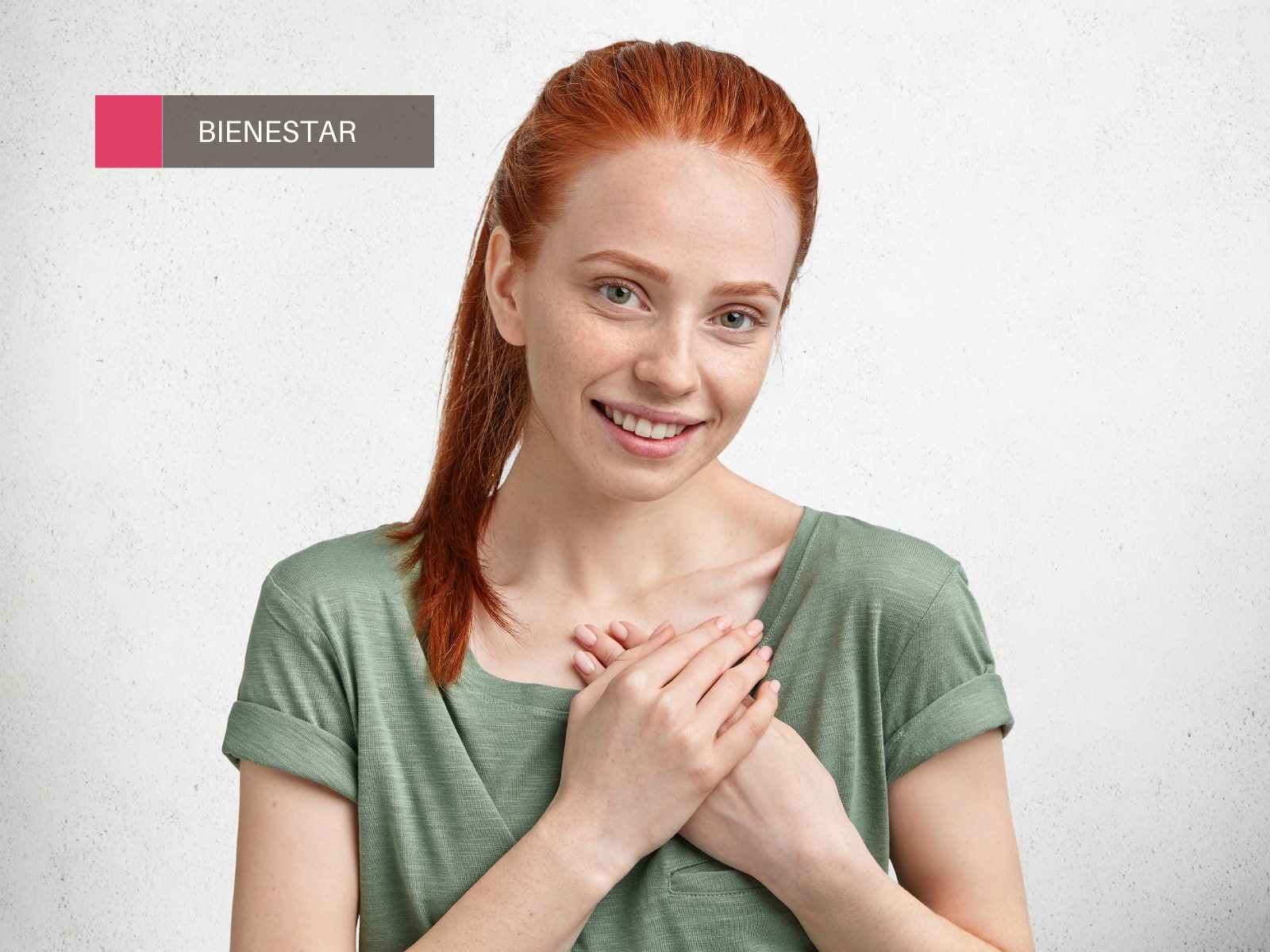 Mujer con las manos cruzadas sobre el pecho