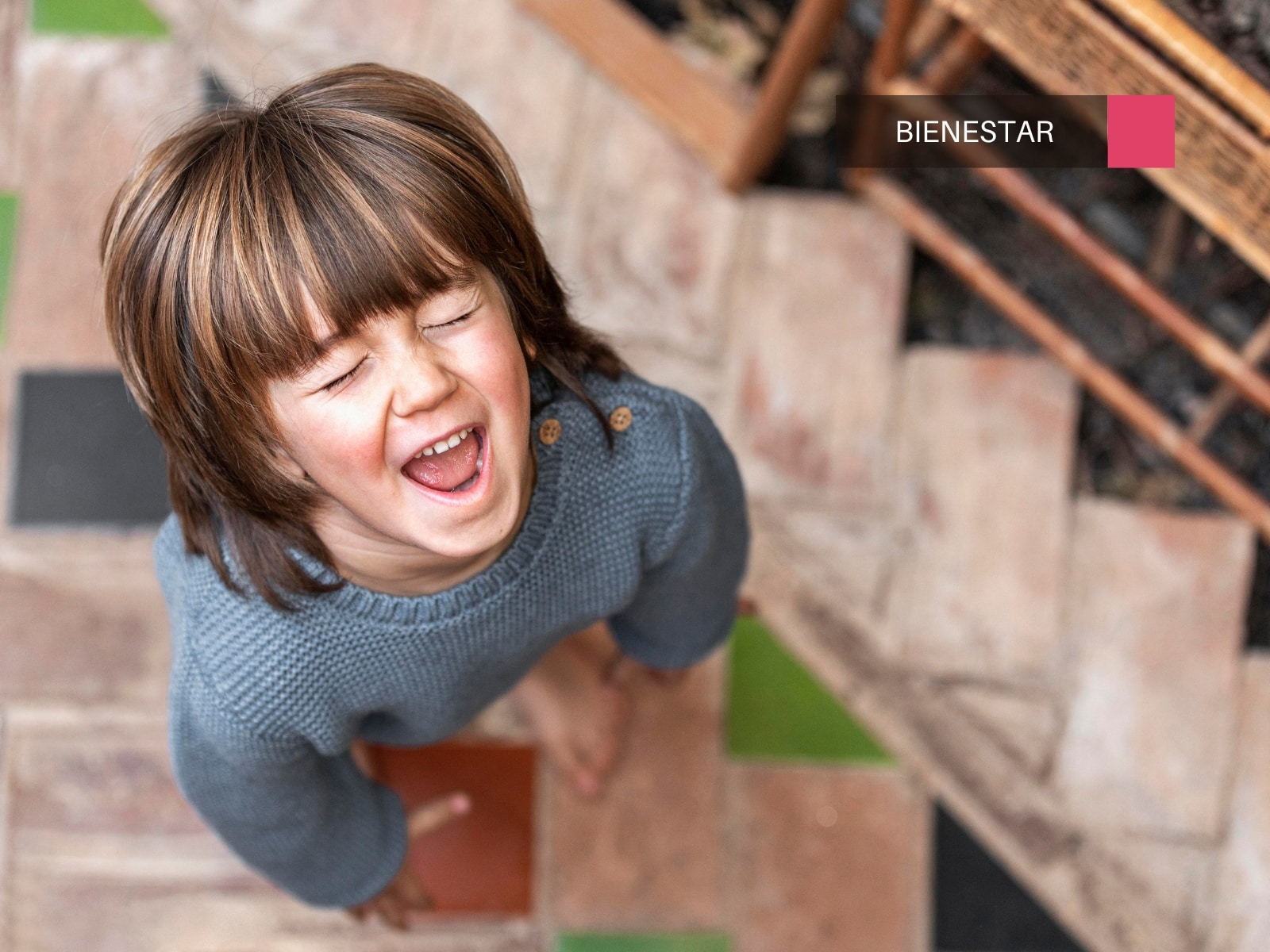Niño gritando hacia arriba durante una rabieta. Foto: Freepik.