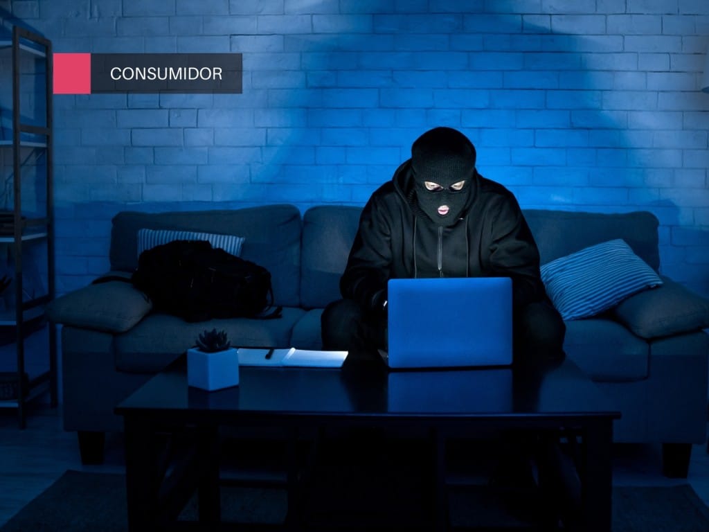 Hombre frente a un ordenador