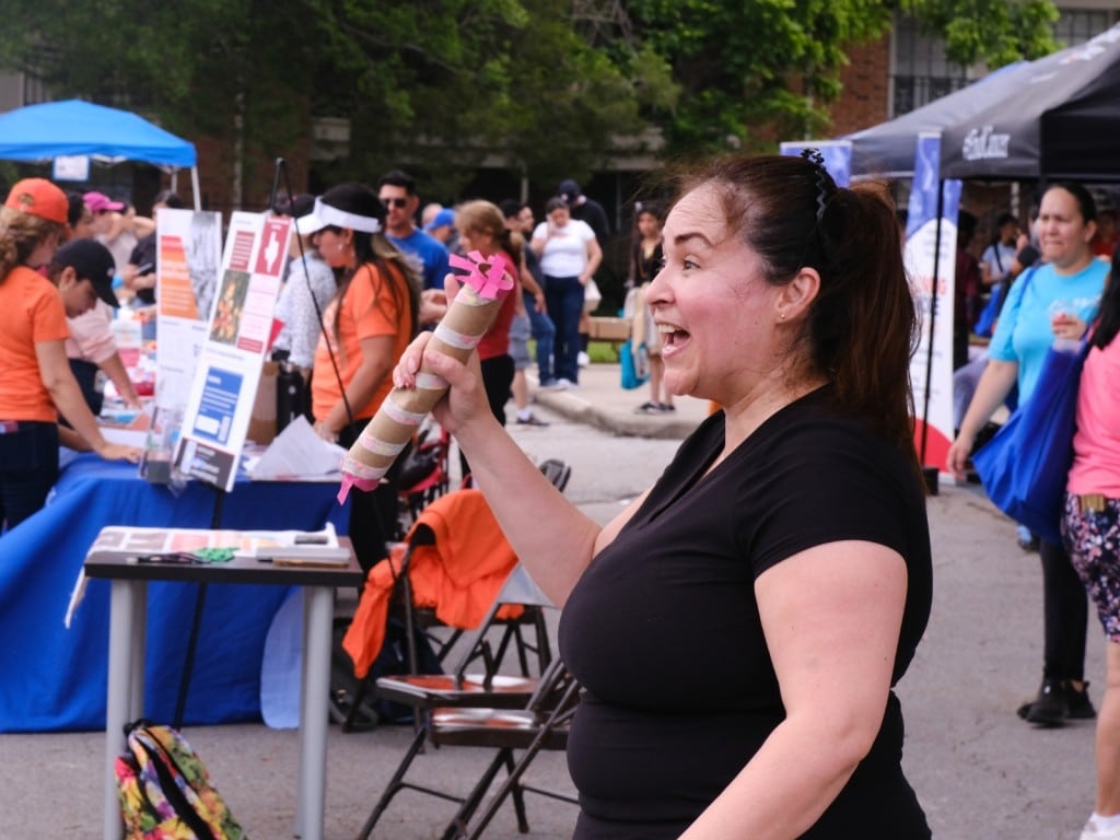 Mujer dirigiendo clase de baile en una feria de salud