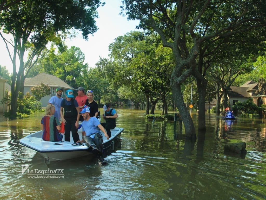 Personas no identificadas en medio de una inundación