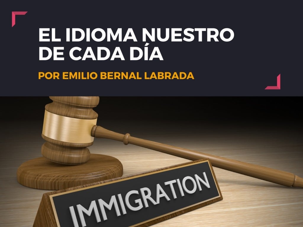 Martillo de juez junto a letrero de "Inmigración"