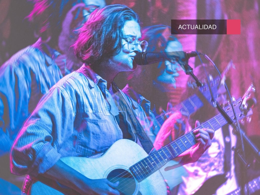 Ceci Callejas cantando y tocando la guitarra en un recital en vivo