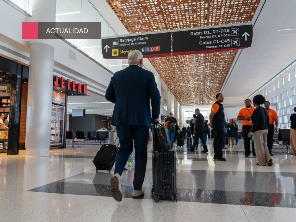 Hombre con maletas camina por aeropuerto