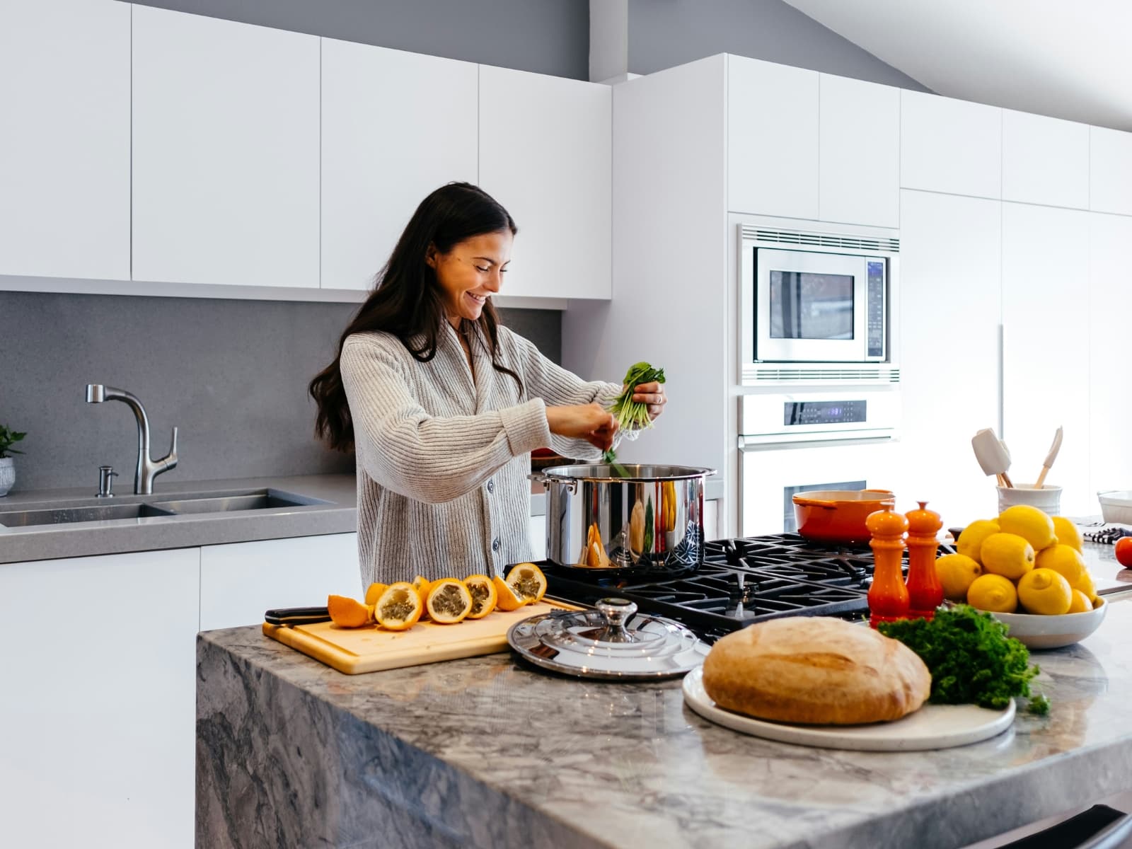 Mujer preparando verduras (Foto: Jason Briscoe, Unsplash)
