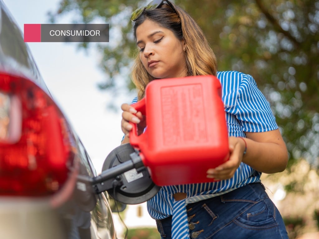 Mujer cargando gasolina