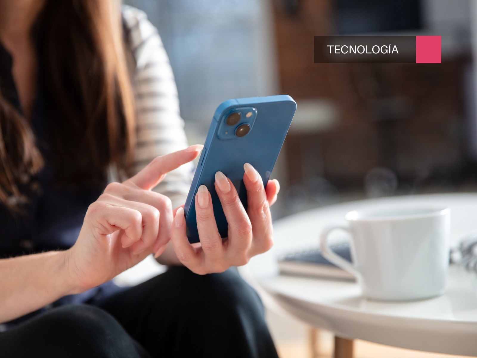 Mujer con teléfono celular