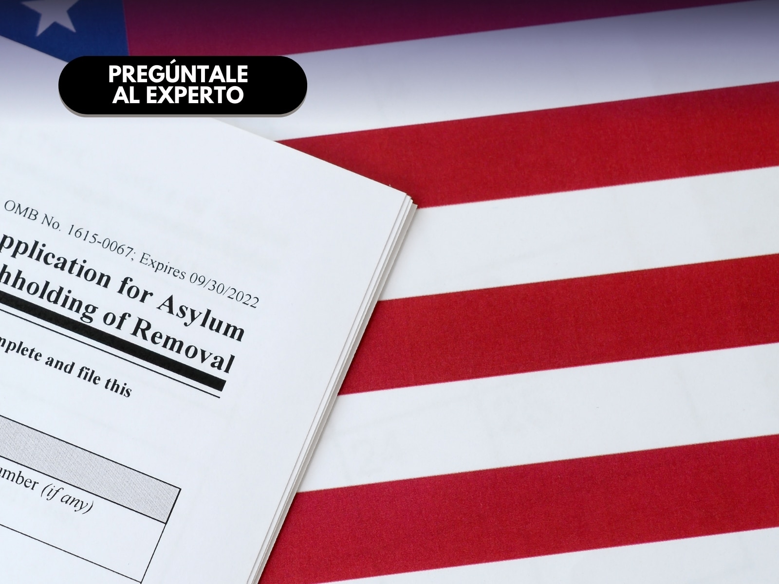 Bandera de Estados Unidos junto a formulario de solicitud de asilo