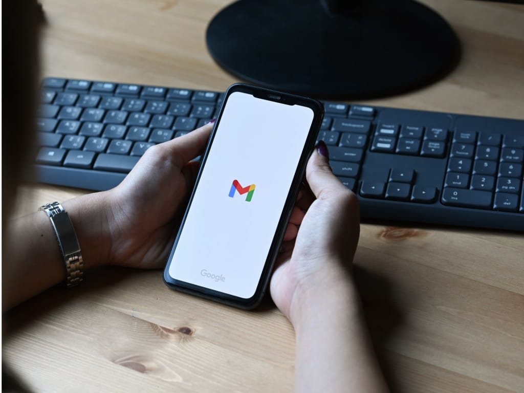 Mujer ingresando a su cuenta de Gmail