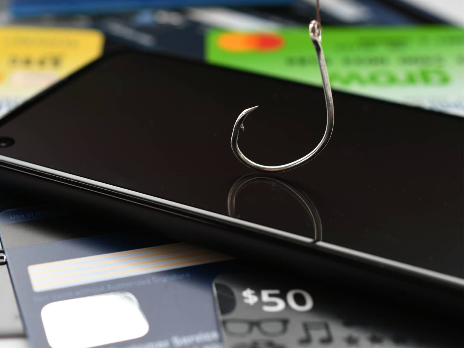 Imagen de un celular y un gancho de pescar.