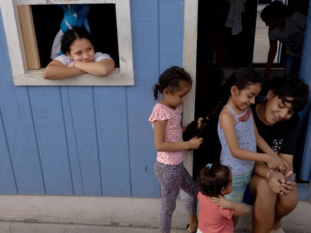 Un grupo de niños y adolescentes en el albergue de Reynosa