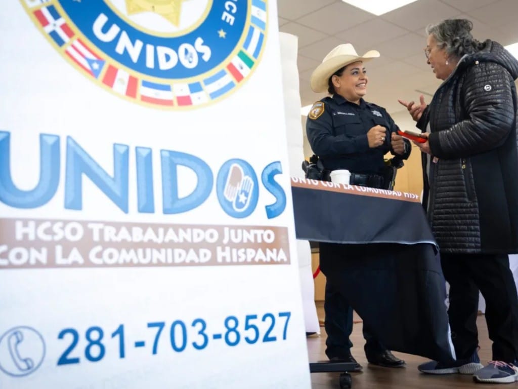 La oficial adjunto del distrito 6 del condado de Harris, Laura Magallanes, conversa con Concepción Garza