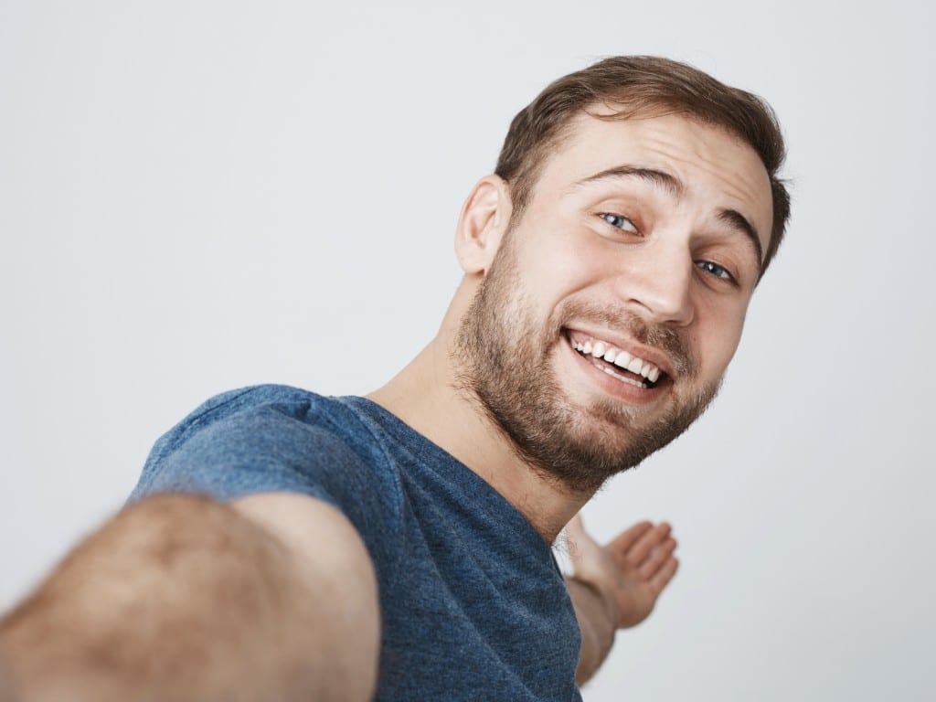 Imagen de un joven tomándose una selfie