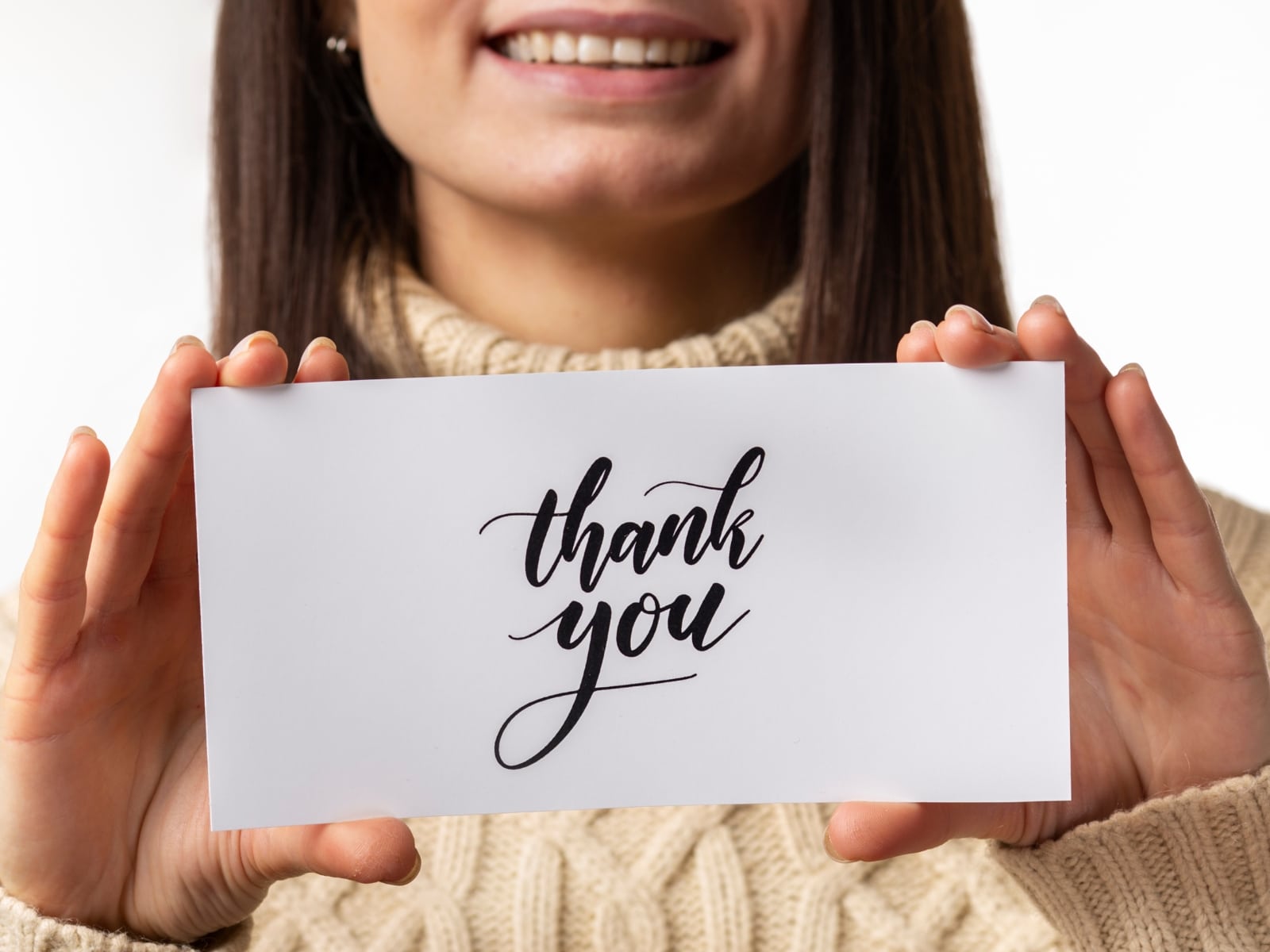 Imagen de una joven con un letrero que dice "Thank you".