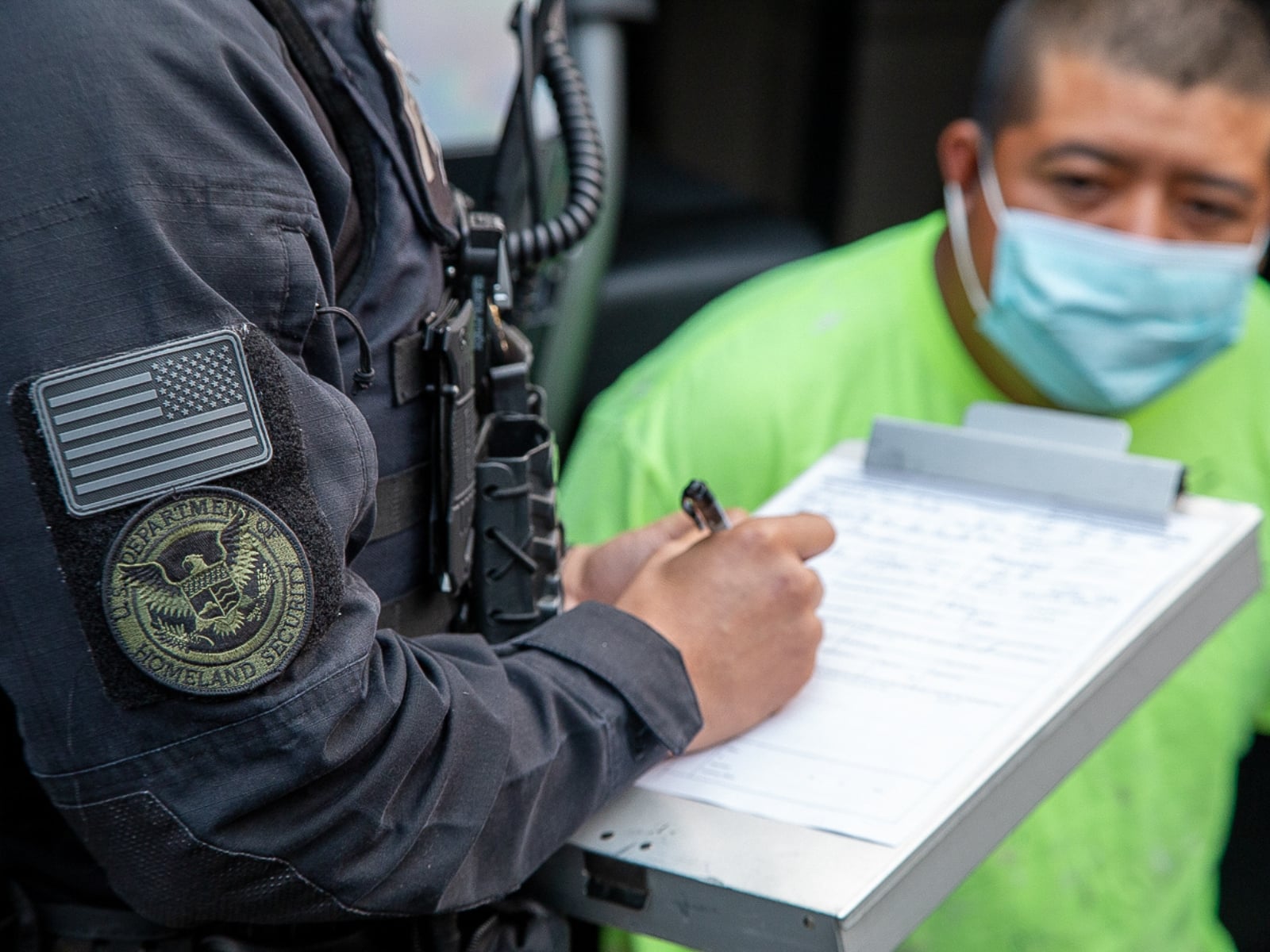 Una persona siendo detenida por ICE.