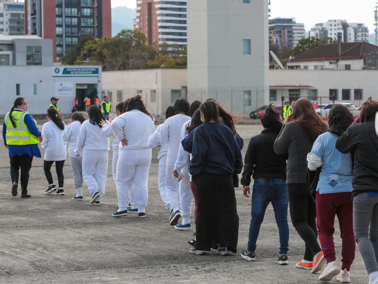 Grupo de mujeres migrantes llegando a Guatemala.