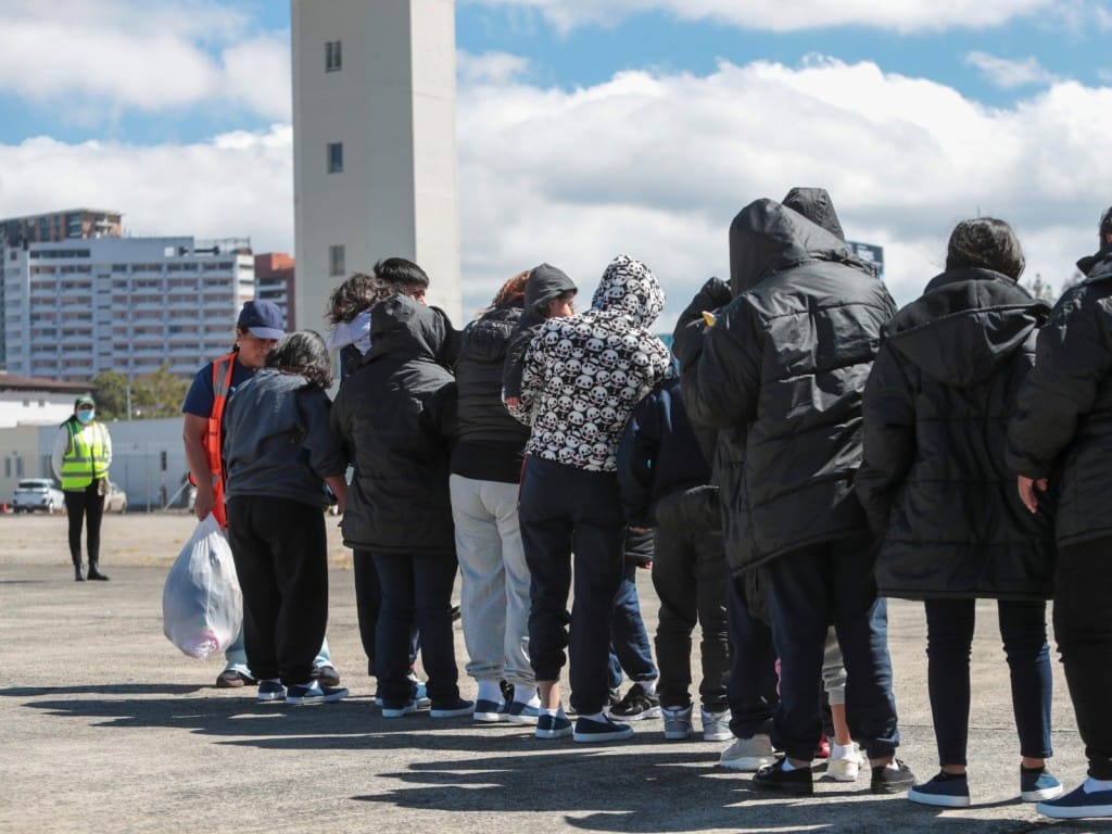 Grupo de migrantes en fila