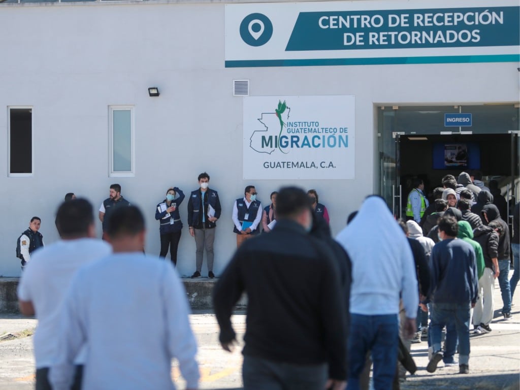 Fila de migrantes ingresando al Centro de Recepción de Retornados en Guatemala.
