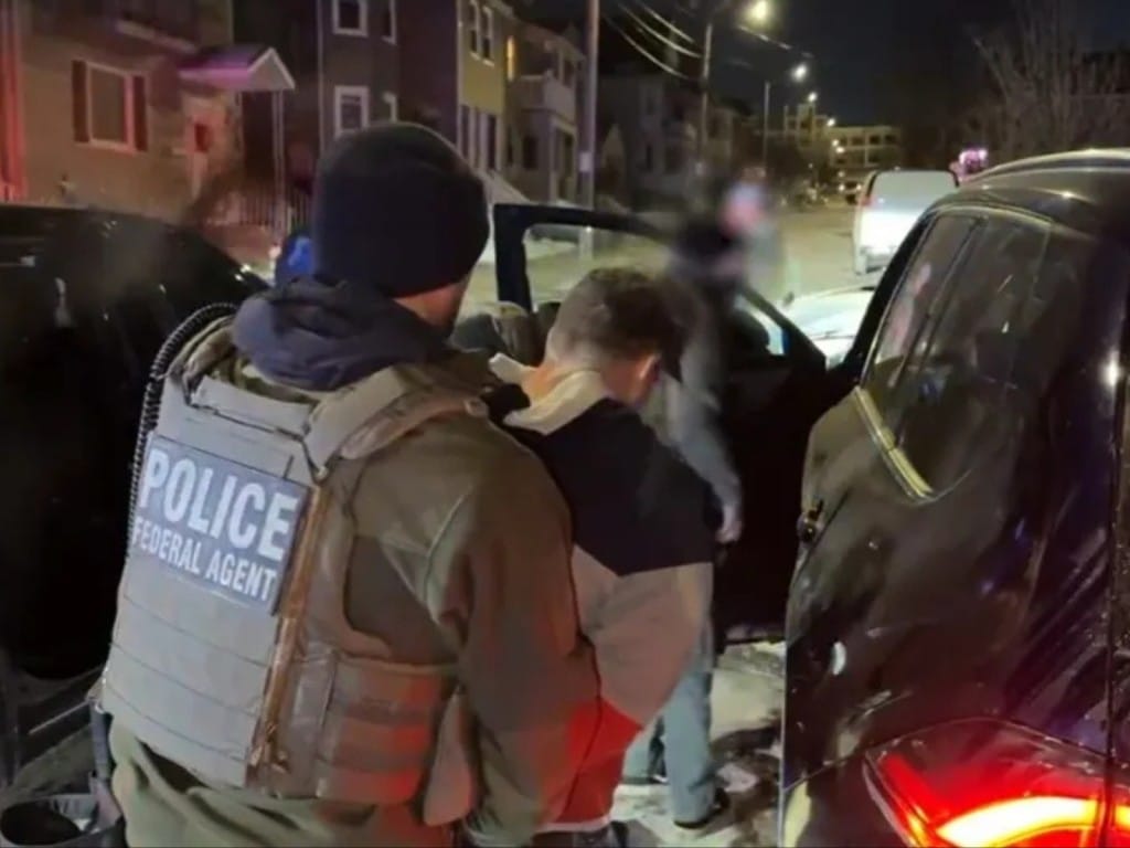 Las autoridades de inmigración detienen a presunto miembro de la MS-13 buscado en El Salvador durante operativo en las afueras de Boston.