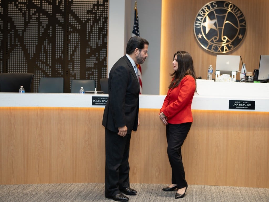 Los comisionados Lesley Briones y Adrián García