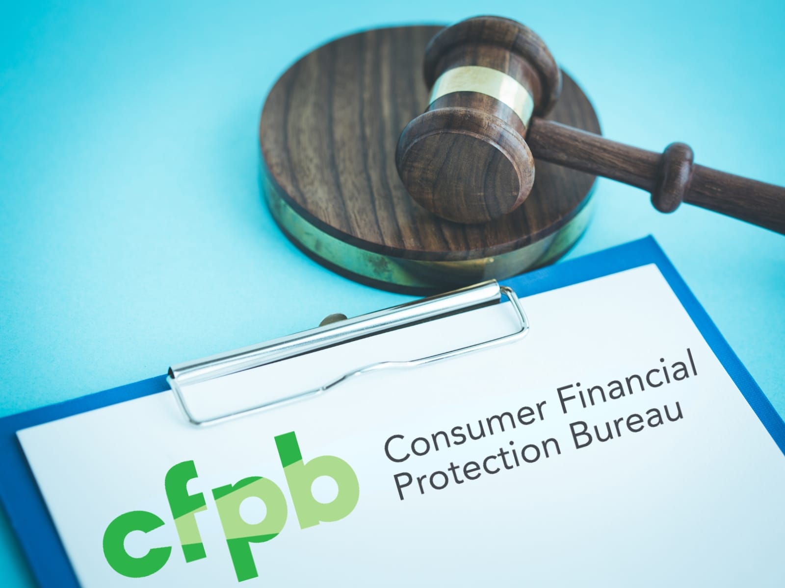 Imagen de un mazo de juez con el título en papel de la Oficina de Protección Financiera del Consumidor