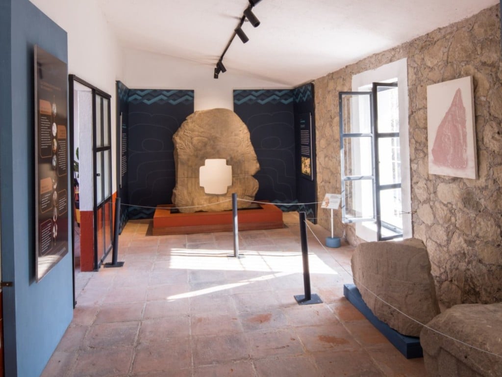 Imagen de la ubicación en el museo del monolito