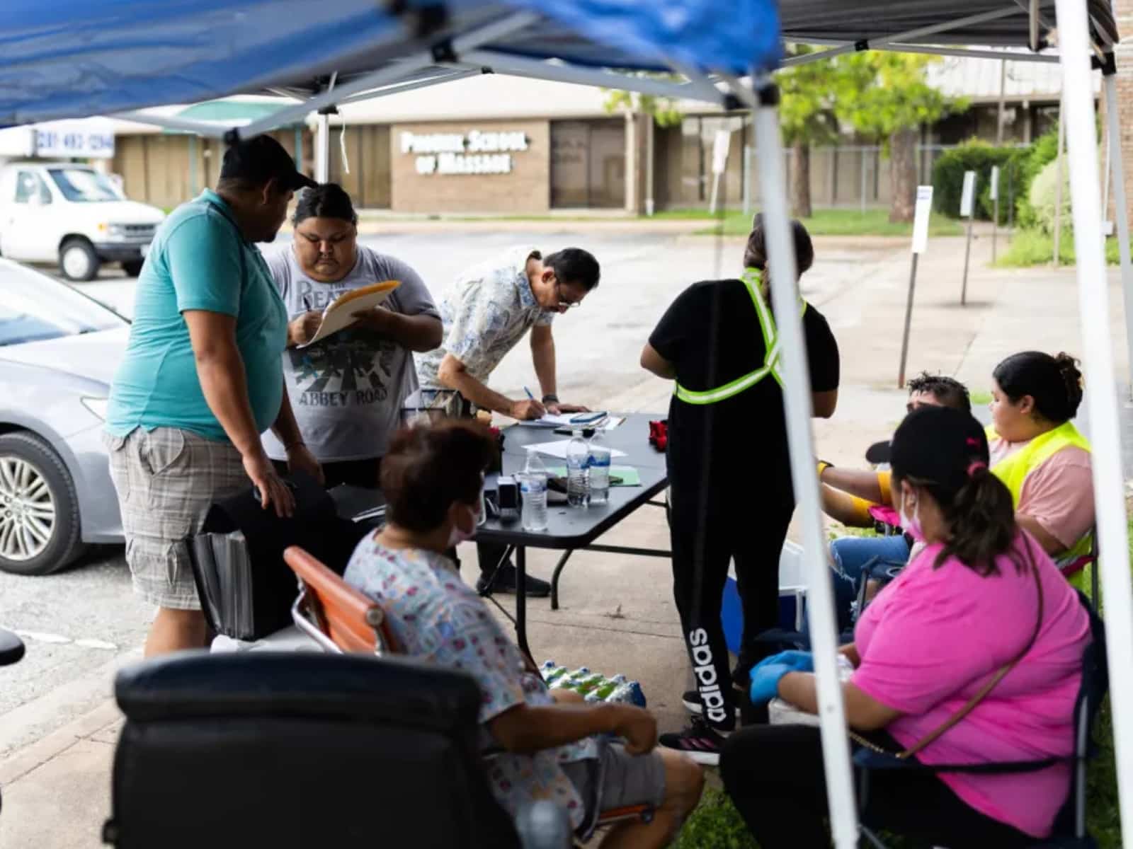 Inmigrantes completando doumentos