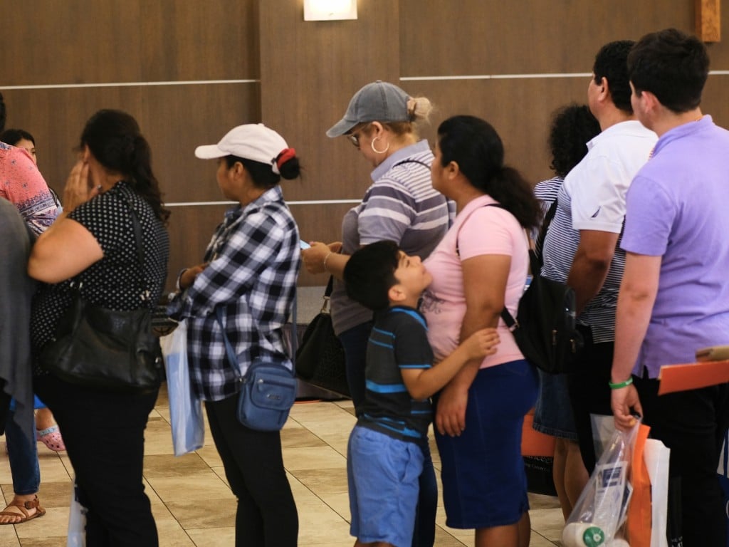 Varias personas forman en fila para recabar información durante una feria de salud organizada por Gulfton Home Community en la Iglesia Episcopal San Mateo en Houston, Texas, el 27 de abril de 2024
