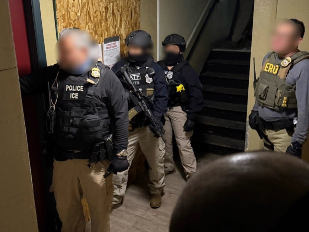 Agentes de ICE en las afueras de un apartamento.