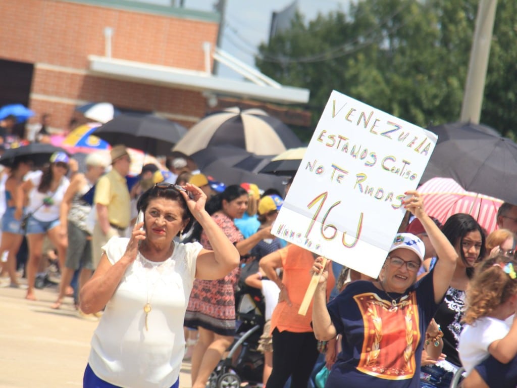 grupo de personas en una reunión portando carteles