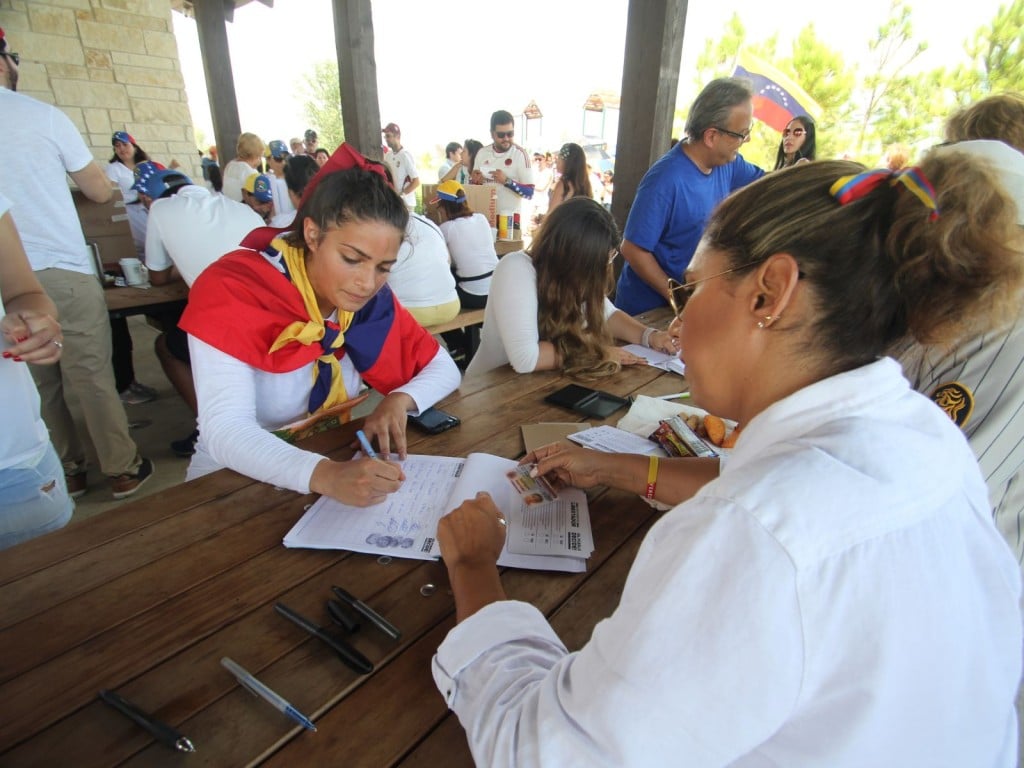 grupo de personas en una reunión portando carteles