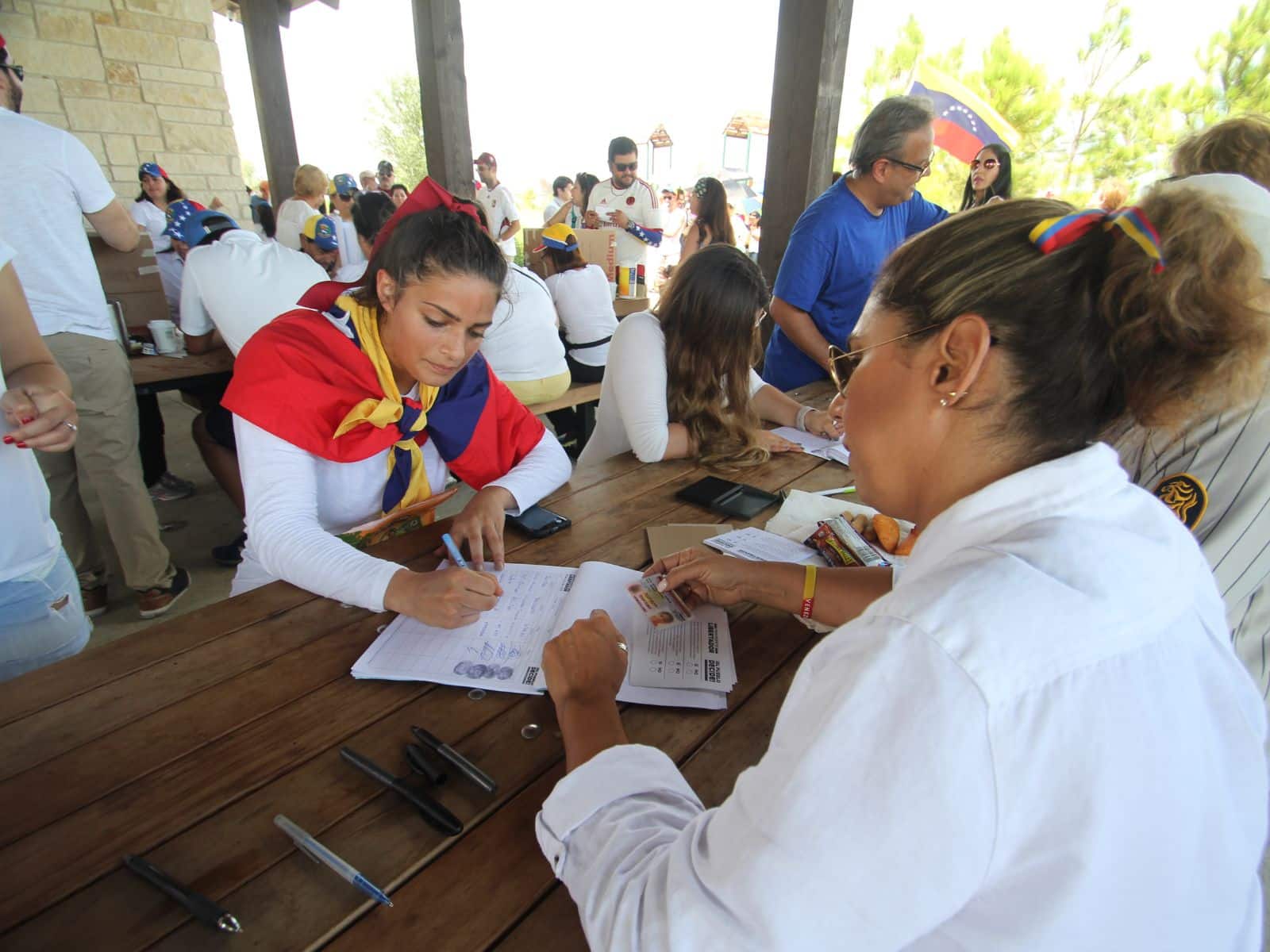 grupo de personas en una reunión portando carteles