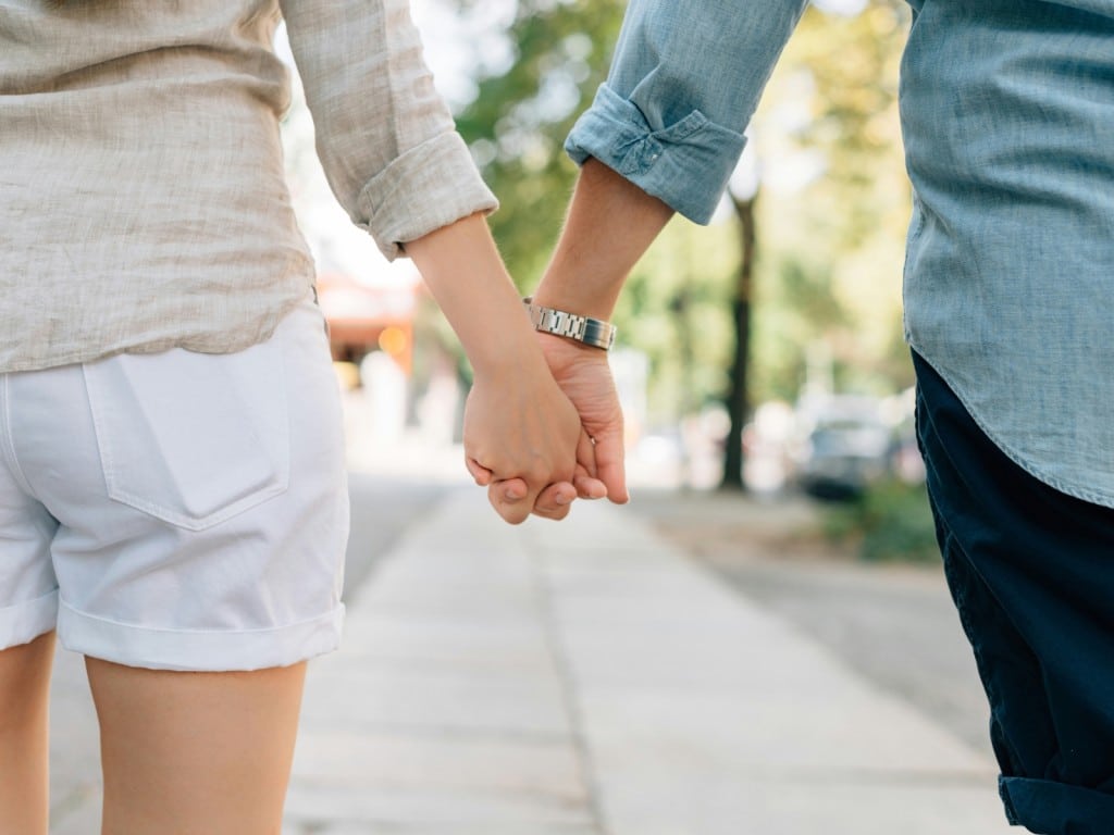 Dos personas agarradas de las manos