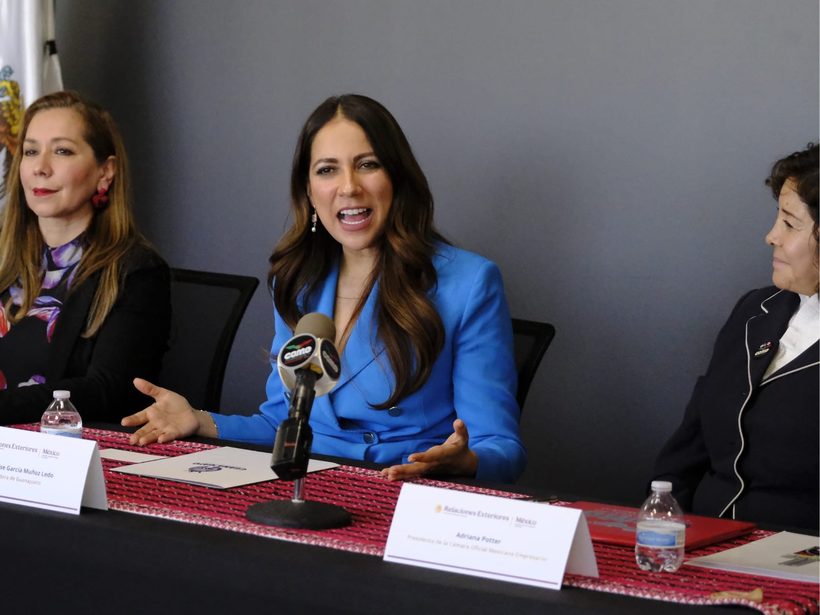 La gobernadora de Guanajuato jtoma la palabra acompañada de la presidenta de la cámara oficial mexicana de Houston y la Consul General de México en Houston