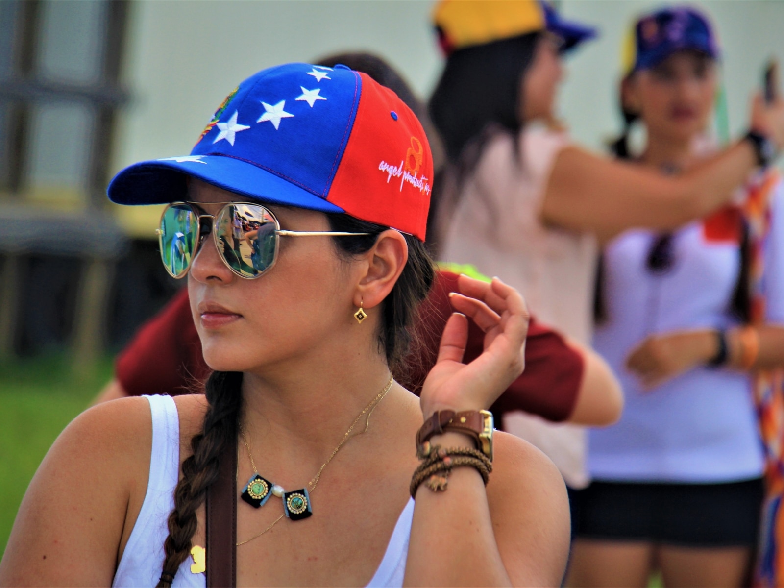 Imagen de una joven de origen hispano con un gorro con la bandera de Venezuela.