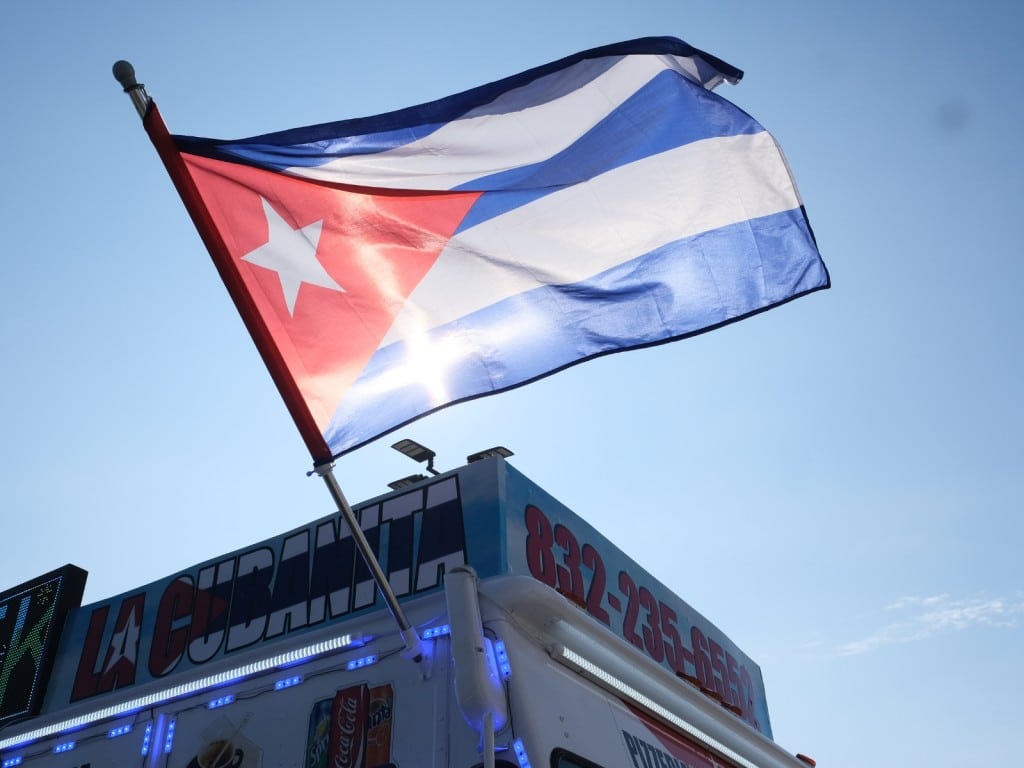Una bandera de Cuba ondea en un restaurante