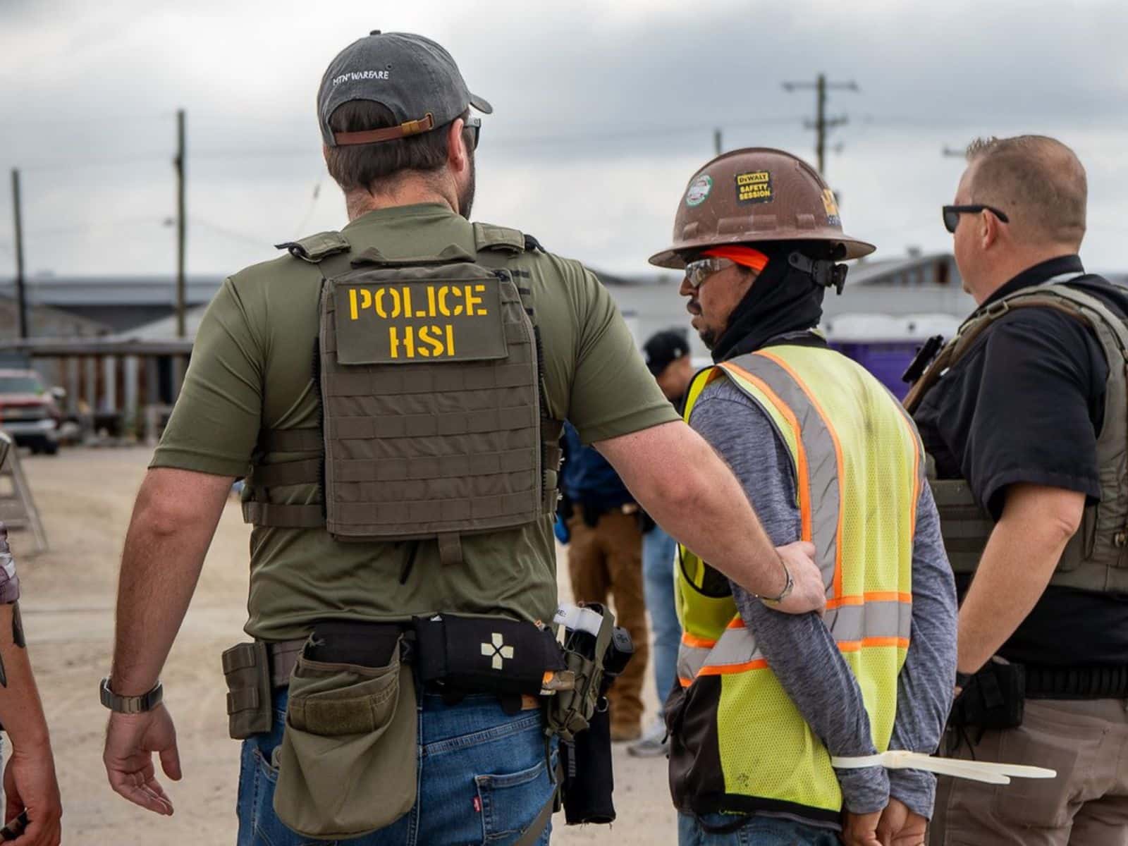 Redada migratoria de agentes federales en donde detienen a una persona