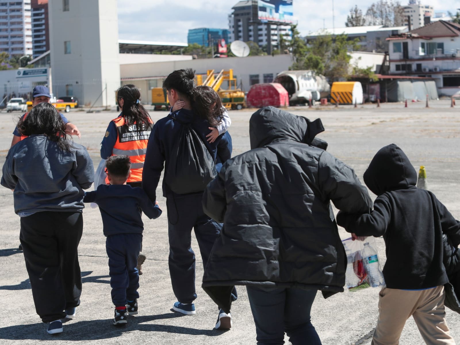 Familias de espaldas caminando
